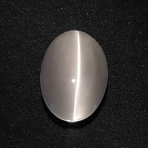 Sillimanite Cat's Eye طبيعي بلون دخاني، وزن ‎5.66‎ قيراط، شكل بيضاوى، مقاس ‎11.7x8.4‎ مم