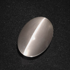 Sillimanite Cat's Eye طبيعي بلون دخاني، وزن ‎5.66‎ قيراط، شكل بيضاوى، مقاس ‎11.7x8.4‎ مم
