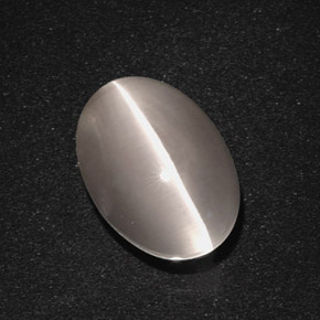Sillimanite Cat's Eye طبيعي بلون دخاني، وزن ‎5.66‎ قيراط، شكل بيضاوى، مقاس ‎11.7x8.4‎ مم