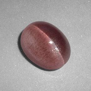 Sillimanite Cat's Eye طبيعي بلون وردى زهرى غامق، وزن ‎2.89‎ قيراط، شكل بيضاوى، مقاس ‎9.6x7.4‎ مم