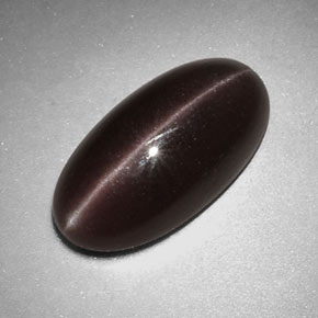 Sillimanite Cat's Eye طبيعي بلون بني رمادي، وزن ‎7.07‎ قيراط، شكل بيضاوى، مقاس ‎17.3x9‎ مم