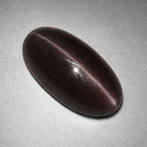 Sillimanite Cat's Eye طبيعي بلون بني رمادي، وزن ‎7.07‎ قيراط، شكل بيضاوى، مقاس ‎17.3x9‎ مم