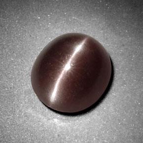 Sillimanite Cat's Eye طبيعي بلون بنى متوسط، وزن ‎3.29‎ قيراط، شكل بيضاوى، مقاس ‎9.6x8.4‎ مم