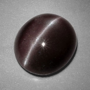 Sillimanite Cat's Eye طبيعي بلون بني أرجواني، وزن ‎4.87‎ قيراط، شكل بيضاوى، مقاس ‎11.9x10.6‎ مم