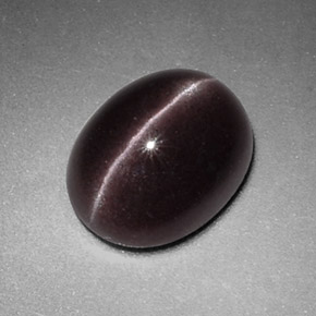 Sillimanite Cat's Eye طبيعي بلون بني أرجواني، وزن ‎2.88‎ قيراط، شكل بيضاوى، مقاس ‎10.2x8.1‎ مم