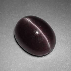 Sillimanite Cat's Eye طبيعي بلون بني أرجواني، وزن ‎2.88‎ قيراط، شكل بيضاوى، مقاس ‎10.2x8.1‎ مم