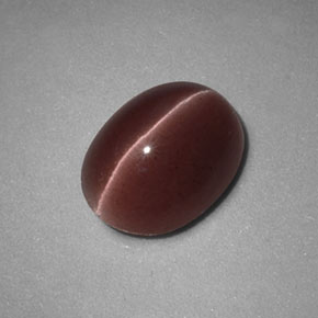 Sillimanite Cat's Eye طبيعي بلون بني، وزن ‎1.98‎ قيراط، شكل بيضاوى، مقاس ‎8.8x6.8‎ مم