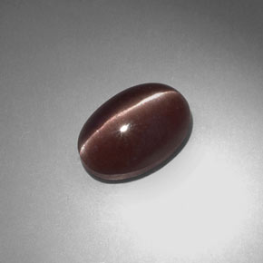 Sillimanite Cat's Eye طبيعي بلون بني أرجواني، وزن ‎2.34‎ قيراط، شكل بيضاوى، مقاس ‎10.1x6.9‎ مم