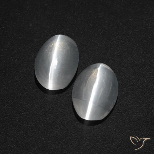 Sillimanite Cat's Eye طبيعي بلون أبيض شفاف، وزن ‎2.31‎ قيراط، شكل بيضاوى، مقاس ‎8x5.5‎ مم