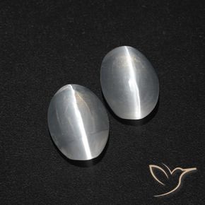 Sillimanite Cat's Eye طبيعي بلون أبيض شفاف، وزن ‎2.31‎ قيراط، شكل بيضاوى، مقاس ‎8x5.5‎ مم