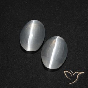 Sillimanite Cat's Eye طبيعي بلون أبيض شفاف، وزن ‎2.31‎ قيراط، شكل بيضاوى، مقاس ‎8x5.5‎ مم