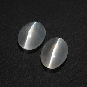 Sillimanite Cat's Eye طبيعي بلون دخاني، وزن ‎‎ قيراط، شكل بيضاوى، مقاس ‎7.5x5.6‎ مم