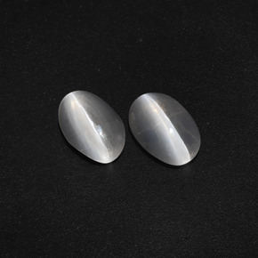Sillimanite Cat's Eye طبيعي بلون أبيض شفاف، وزن ‎2.53‎ قيراط، شكل بيضاوى، مقاس ‎8.3x5.5‎ مم