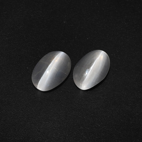 Sillimanite Cat's Eye طبيعي بلون أبيض شفاف، وزن ‎2.53‎ قيراط، شكل بيضاوى، مقاس ‎8.3x5.5‎ مم