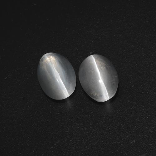 Sillimanite Cat's Eye طبيعي بلون رمادى فاتح جدا، وزن ‎2.32‎ قيراط، شكل بيضاوى، مقاس ‎7.6x5.1‎ مم