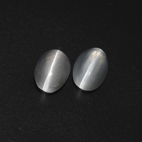 Sillimanite Cat's Eye طبيعي بلون رمادى فاتح جدا، وزن ‎2.32‎ قيراط، شكل بيضاوى، مقاس ‎7.6x5.1‎ مم