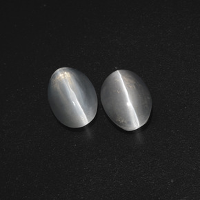 Sillimanite Cat's Eye طبيعي بلون رمادى فاتح جدا، وزن ‎2.32‎ قيراط، شكل بيضاوى، مقاس ‎7.6x5.1‎ مم