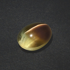 Sillimanite Cat's Eye طبيعي بلون بني مخضر، وزن ‎3.02‎ قيراط، شكل بيضاوى، مقاس ‎9.1x7.1‎ مم