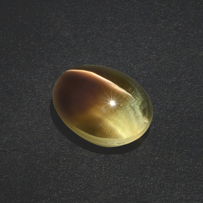 Sillimanite Cat's Eye طبيعي بلون بني مخضر، وزن ‎3.02‎ قيراط، شكل بيضاوى، مقاس ‎9.1x7.1‎ مم