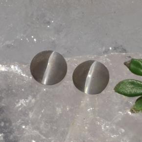 أحجار عين القط سيليمانايت دخان طبيعية، قصة بيضاوى، نصف شفاف، وزنها 1.15 قيراط