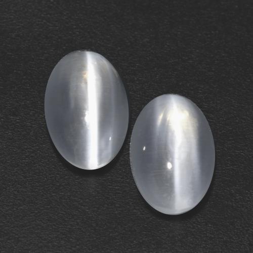 Sillimanite Cat's Eye طبيعي بلون أبيض، وزن ‎2.45‎ قيراط، شكل بيضاوى، مقاس ‎7.7x5‎ مم
