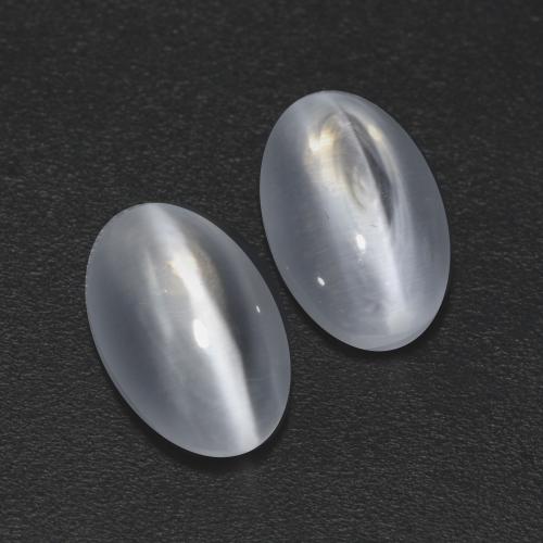 Sillimanite Cat's Eye طبيعي بلون أبيض، وزن ‎2.45‎ قيراط، شكل بيضاوى، مقاس ‎7.7x5‎ مم