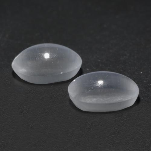 Sillimanite Cat's Eye طبيعي بلون أبيض، وزن ‎2.45‎ قيراط، شكل بيضاوى، مقاس ‎7.7x5‎ مم