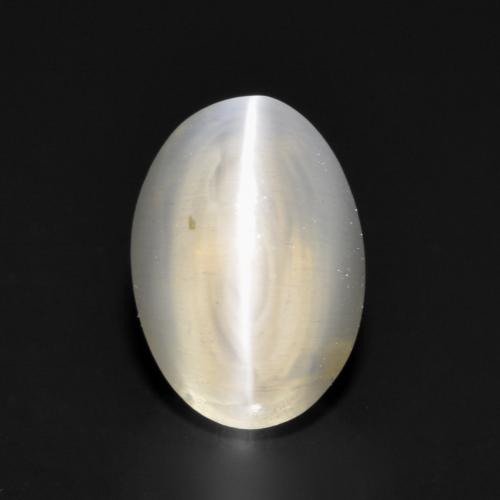 Sillimanite Cat's Eye طبيعي بلون رمادى فاتح جدا، وزن ‎1.17‎ قيراط، شكل بيضاوى، مقاس ‎7x4.9‎ مم