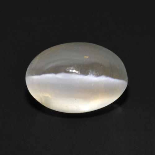Sillimanite Cat's Eye طبيعي بلون رمادى فاتح جدا، وزن ‎1.17‎ قيراط، شكل بيضاوى، مقاس ‎7x4.9‎ مم
