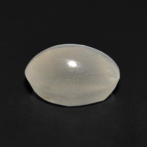 Sillimanite Cat's Eye طبيعي بلون رمادى فاتح جدا، وزن ‎1.17‎ قيراط، شكل بيضاوى، مقاس ‎7x4.9‎ مم