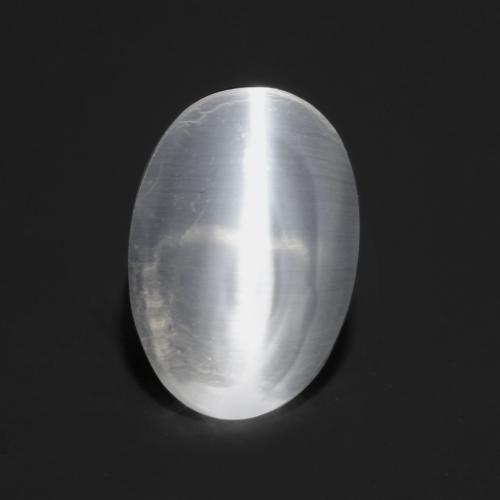 Sillimanite Cat's Eye طبيعي بلون أبيض شفاف، وزن ‎0.80‎ قيراط، شكل بيضاوى، مقاس ‎6.7x4.6‎ مم