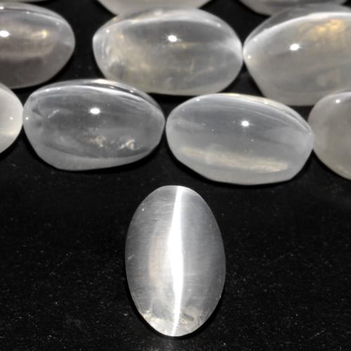 Sillimanite Cat's Eye طبيعي بلون رمادى فاتح جدا، وزن ‎0.89‎ قيراط، شكل بيضاوى، مقاس ‎6.5x4.3‎ مم