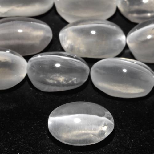 Sillimanite Cat's Eye طبيعي بلون رمادى فاتح جدا، وزن ‎0.89‎ قيراط، شكل بيضاوى، مقاس ‎6.5x4.3‎ مم