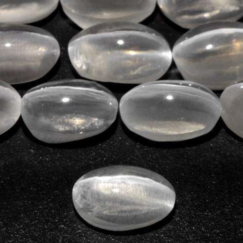 Sillimanite Cat's Eye طبيعي بلون رمادى فاتح جدا، وزن ‎0.89‎ قيراط، شكل بيضاوى، مقاس ‎6.5x4.3‎ مم