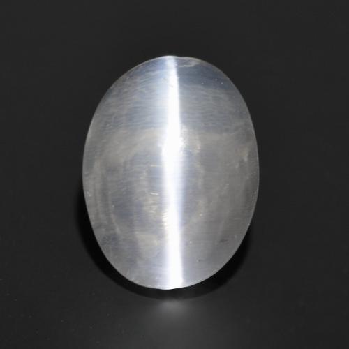 Sillimanite Cat's Eye طبيعي بلون أبيض، وزن ‎1.35‎ قيراط، شكل بيضاوى، مقاس ‎7.6x5.6‎ مم