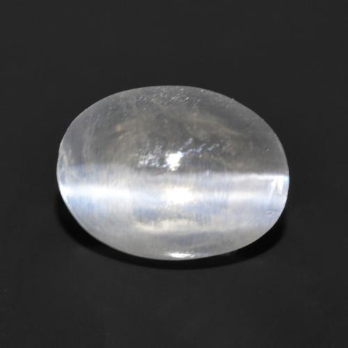 Sillimanite Cat's Eye طبيعي بلون أبيض، وزن ‎1.35‎ قيراط، شكل بيضاوى، مقاس ‎7.6x5.6‎ مم