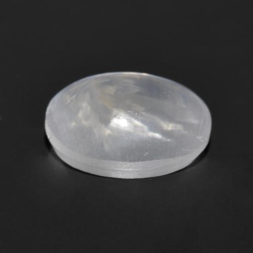 Sillimanite Cat's Eye طبيعي بلون أبيض، وزن ‎1.35‎ قيراط، شكل بيضاوى، مقاس ‎7.6x5.6‎ مم
