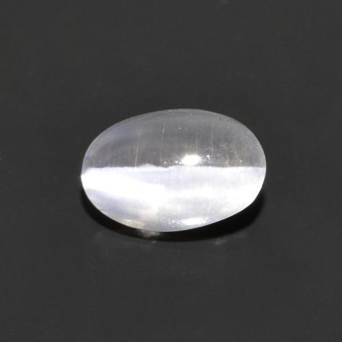Sillimanite Cat's Eye طبيعي بلون رمادى فاتح جدا، وزن ‎0.75‎ قيراط، شكل بيضاوى، مقاس ‎6.5x4.3‎ مم