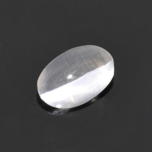 Sillimanite Cat's Eye طبيعي بلون رمادى فاتح جدا، وزن ‎0.75‎ قيراط، شكل بيضاوى، مقاس ‎6.5x4.3‎ مم