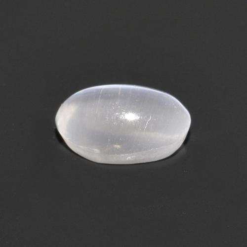 Sillimanite Cat's Eye طبيعي بلون رمادى فاتح جدا، وزن ‎0.75‎ قيراط، شكل بيضاوى، مقاس ‎6.5x4.3‎ مم