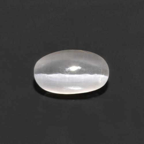 Sillimanite Cat's Eye طبيعي بلون رمادى فاتح جدا، وزن ‎0.76‎ قيراط، شكل بيضاوى، مقاس ‎6.1x3.6‎ مم