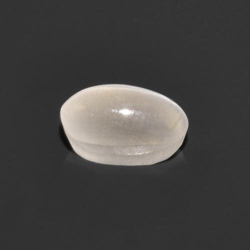 Sillimanite Cat's Eye طبيعي بلون رمادى فاتح جدا، وزن ‎0.76‎ قيراط، شكل بيضاوى، مقاس ‎6.1x3.6‎ مم