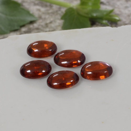 جارنيت سبيسارتايت طبيعي بلون برتقالي محمر، وزن ‎4.97‎ قيراط، شكل شفاف، مقاس ‎6.5x4.7‎ مم