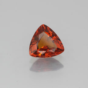 جارنيت سبيسارتايت طبيعي بلون أحمر برتقالي، وزن ‎0.96‎ قيراط، شكل تريليون، مقاس ‎6.5x6.3‎ مم