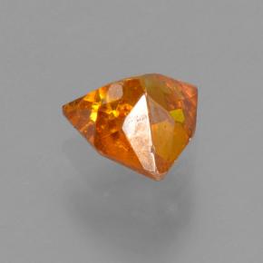 سفاليريت طبيعي بلون أصفر برتقالي، وزن ‎0.50‎ قيراط، شكل تريليون، مقاس ‎4.8x4.8‎ مم