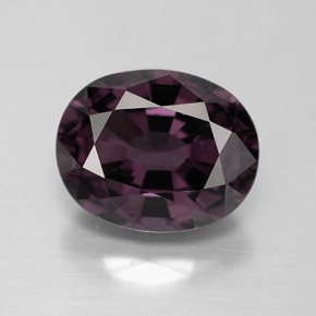 سبينيل طبيعي بلون أرجواني عميق، وزن ‎3.69‎ قيراط، شكل بيضاوى، مقاس ‎10.2x8.2‎ مم
