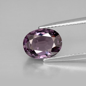 سبينيل طبيعي بلون بنفسجي، وزن ‎1.97‎ قيراط، شكل بيضاوى، مقاس ‎9x7‎ مم