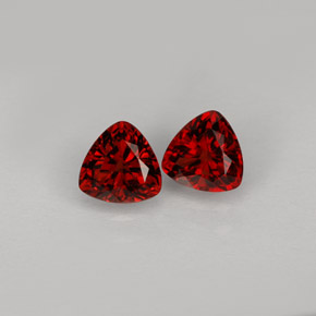 سبينيل طبيعي بلون أحمر عميق، وزن ‎‎ قيراط، شكل تريليون، مقاس ‎5.1x5.1‎ مم