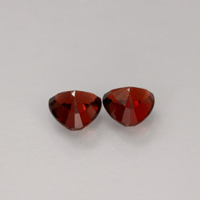 سبينيل طبيعي بلون أحمر عميق، وزن ‎‎ قيراط، شكل تريليون، مقاس ‎5.1x5.1‎ مم