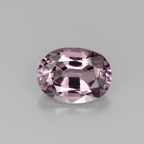 سبينيل طبيعي بلون أرجواني، وزن ‎1.48‎ قيراط، شكل بيضاوى، مقاس ‎8.1x6‎ مم
